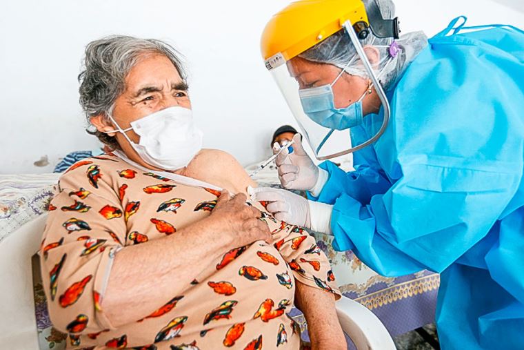 COVID-19: CERCA DE 900,000 PERUANOS RECIBIERON LA PRIMERA DOSIS DE LA VACUNA