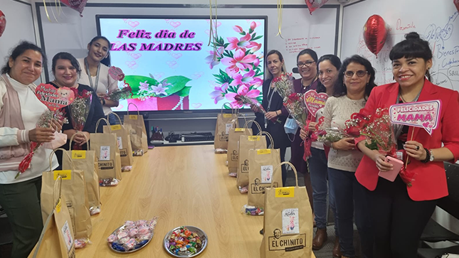 FUERON AGASAJADAS LAS MAMÁS DE LA SECRETARÍA DE DESCENTRALIZACIÓN